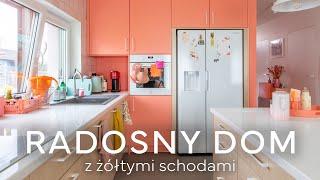 ŻÓŁTE SCHODY w wyjątkowym domu rodziny 2+3  KOLOROWE WNĘTRZA, koralowa kuchnia | HOME TOUR