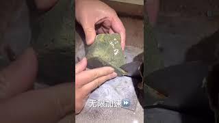 翡翠赌石：抵押送外卖的电动车买下的翡翠原石，一刀切开后小伙现场尖叫28.98秒…