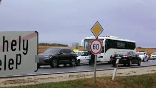 Credo busz tolta össze az álló kocsisort a 86-os főúton, Szombathely Petőfi-telepnél