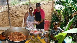 Chef Cesarin en la cocina de Ramonita, cocinando en el campo