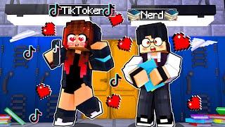 A TIKTOKER E O GAROTO NERD SE APAIXONARAM no Minecraft ◂Miika▸