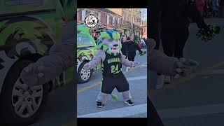 Dunkin the River Lion shows off his festive spirit in the Niagara on the Lake #SantaClaus #Parade