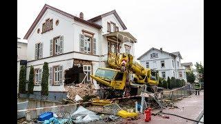 Kranwagen kracht erst in fünf Autos und schließlich in ein Haus in Bad Soden