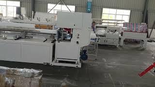 Etiquetado maxi rollo de papel higiénico que hace la línea de producción de la máquina de corte