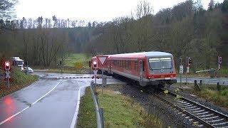 Spoorwegovergang Vöhl (D) // Railroad crossing // Bahnübergang