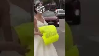 İstanbul'da bir kadın gelinlik giyip "koca arıyorum" pankartıyla caddeye çıktı