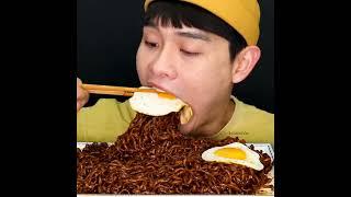 BLACK BEAN NOODLES WITH EGGS & KIMCHI️#asmr #mukbang#blackbeannoodles #eating #bigbites@Bonggil