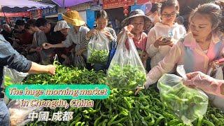 Huge Chinese morning market, thousands of people eating stir-fried vegetables together/4k