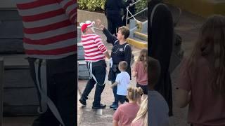 Don’t mess with his hat   Tom mime Seaworld Christmas shows #seaworldmime #funny