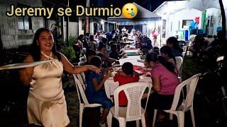 Sirviéndo La Cena A Todos Los Invitados Sin el Cumpleañero