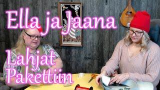 Ella ja Jaana paketoivat lahjoja