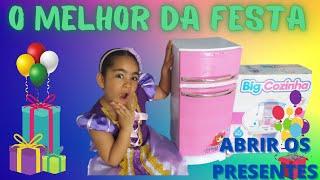 Abrindo os presentes de aniversário - Regina Vitória