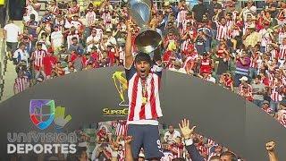 Chivas alza el trofeo de la Supercopa MX