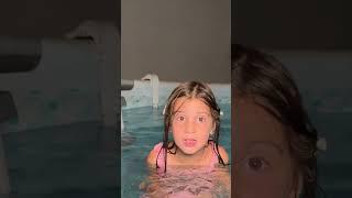 Aurora fa il bagno nella nostra nuova piscina alle 3 di notte e Laura la scopre! #shorts