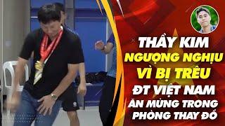 HLV Kim Sang Sik ngượng nghịu vì bị trêu, ĐT Việt Nam ăn mừng vô địch trong phòng thay đồ