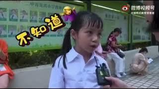 习近平新时代中国特色社会主义思想学生课本进入学校后。访问小学生谈开学感受。