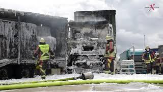 A96 - Landsberg am Lech | Sattelzug mit Altpapier beladen steht in Flamm