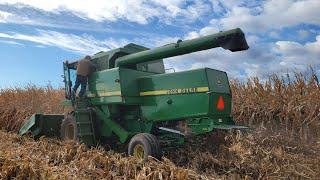 John Deere 6620 combine harvesting corn