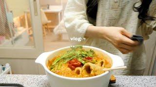 vlog | 뜨끈한 김치우동 만들어 먹고 밀린 과제하기, 친구들이 보내준 택배 언박싱하고 꽃다발 손질 (마라샹궈, 새우튀김, 쑥갓튀김, 김치우동)