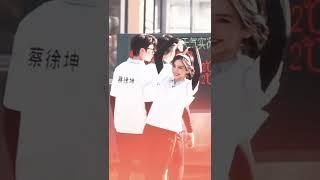 Baby给粉丝比心！真的太甜啦奔奔的心快融化了~#奔跑吧特别季路透 #奔跑吧10
