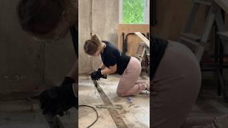 Хрупкая девушка делает капитальный ремонт