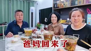 【160斤大龄女】爸妈从老家回来了，这趟来回二十多天，吃点米线羊肉串，对付一顿