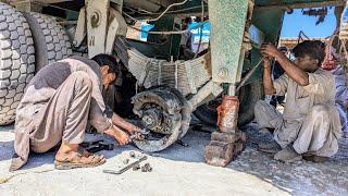 Pakistani Truck Due to Overload Truck break failure Emergency Repair Rear Axle Broken on the Road