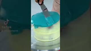White chocolate ganache recipe for perfectly ganaching a cake! 