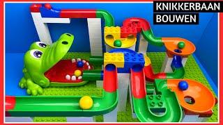 Knikkerbaan bouwen samen met de Krokodil met Kiespijn | Family Toys Collector