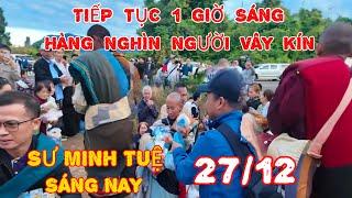 Sư minh tuệ sáng nay 27/12 một giờ sáng bị hàng nghìn người bao vây cúng dường và cái kết