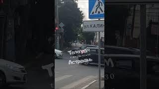 Улица Свердлова в Астрахани перекрыта. Какая-та суета у здания ФСБ
