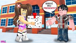 SARINHA TEM UM CRUSH, MAS ELE É INTERESSEIRO!! ROBLOX