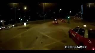 [車CAM直擊] 辣跑變炮彈飛車撼的士小巴  司機與2乘客蹤杳 