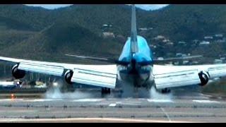 St Maarten   crazy landing Boeing 747 in slow motion !