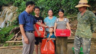 Philanthropists visit and give gifts to orphans and unfortunate women after Typhoon Yagi/Ly Tieu Quy