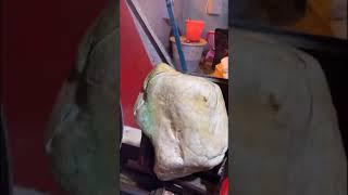 翡翠赌石：老大爷去缅甸游玩，因一时好奇拿5年退休金买下这块原石，一刀切开老缅倒地痛哭流涕！