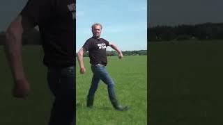 Hilarisch! BZV-Boer grijpt in eigen schrikdraad | #Shorts