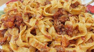 Tradizione della domenica Italiana (tagliatelle fatte in casa al ragù)