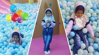 Bermain Mandi Bola Perosotan di Playground Anak - Fun Station [ Ameera Azzahra ]