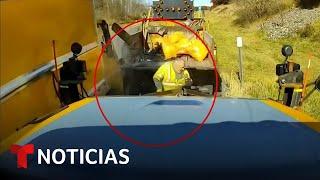 Por un segundo se salvó un trabajador de ser arrollado en una carretera | Noticias Telemundo