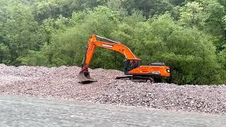 DOOSAN DX350LC digging gravel in a river part 2 - Pulfero, Italy