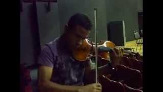 Mizael tocando o Cannone de Paganini construído pelo luthier Antonilton do Atelier dos Violinos.