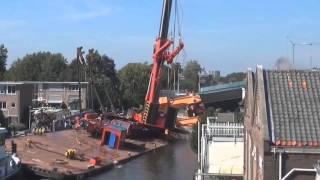 Tiny en Lau zien hijskranen in Alpen aan den Rijn vallen