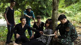 The policeman and the kind man helped the young soldier escape danger | Tieu Thuong TV