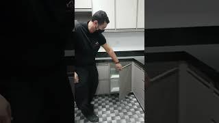 COZINHA COM TAMPO DE FORMICA.