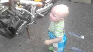 Baby macht Motorrad Sound gsxr 1100