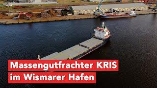 Der Massengutfrachter KRIS läuft im Wismarer Hafen ein