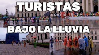 NI LA LLUVIA DETIENE A LOS TURISTAS DE VISITAR EL CENTRO HISTÓRICO DE SAN SALVADOR, EL SALVADOR