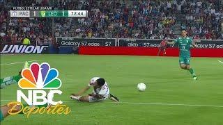 ¡Brutal rodillazo al cráneo en Pachuca vs León! | LIGA MX | NBC Deportes