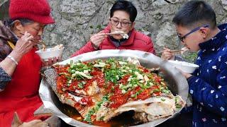 Jiujiu made"Chop Chili Fish Head",it was tender and delicious,and it was delicious for three people!